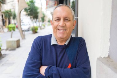 Yakışıklı orta yaş kıdemli neşeli, mutlu gülümseyen adam ve yerine koymak