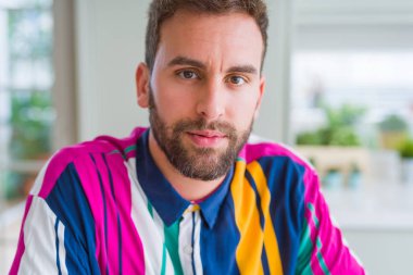 Yakışıklı adam camara rahat seyir