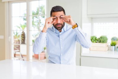 Yakışıklı İspanyol iş adamı parmakları ile gözleri açmaya çalışıyorum, uykulu ve sabah yorgunluğu için yorgun