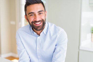 Yakışıklı adam, büyük bir gülümseme ile yüz gösteren neşeli gülümseyen