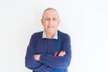 Yakışıklı orta yaş kıdemli neşeli, mutlu gülümseyen adam ve yerine koymak