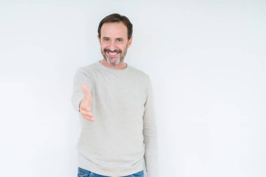 Izole arka plan üzerinde Zarif üst düzey adam tebrik ve karşılama olarak dostça sunan el sıkışma gülümseyerek. Başarılı iş.