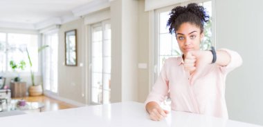 Afro saçlı, mutsuz ve kızgın görünen, reddedilmiş ve olumsuz jestli güzel Afro-Amerikan kadını geniş açılı. Kötü ifade.