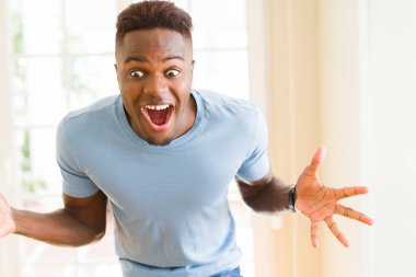 Afrikalı Amerikan adam çok heyecanlı çığlık ve succ kutluyor