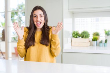 Güzel genç kadın sarı kazak çılgın kutluyor ve silah ile başarı için hayran giyen ve açık gözleri heyecanlı çığlık kaldırdı. Kazanan kavramı