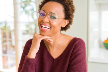 Afro saçlı gözlüklü güzel genç Afrika kadın