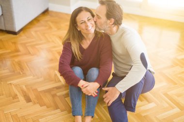 Birlikte yere evde oturmak güzel romantik çift