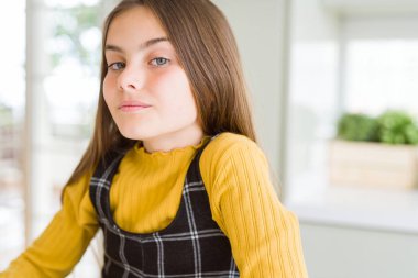 Kendinden emin ve ca için heyecanlıyım gülümseyen güzel genç kız çocuk