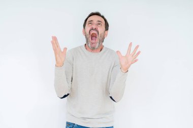 İzole arka plan çılgın ve kızgın bağırarak ve agresif ifade ve silah kaldırdı bağırmaya üzerinde zarif komuta sizde. Hayal kırıklığı kavramı.