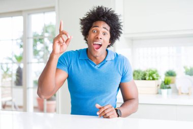 Afrika kökenli Amerikalı adam evde parmak ile başarılı fikir işaret. Çıktıktan ve mutlu. Bir numara.