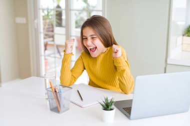 Güzel genç kız bilgisayar lı dizüstü bilgisayar kullanarak okul için eğitim kolları ile başarı için heyecanlı zafer gülümseyerek kutluyor kaldırdı. Kazanan kavramı.