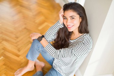 Büyük gülümseme ile neşeli gülümseyen güzel esmer kadın, seyir