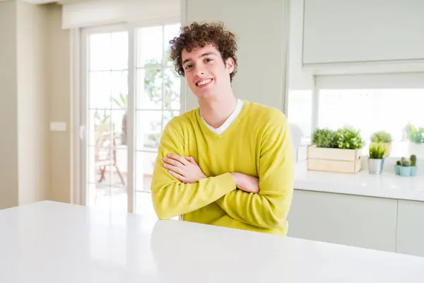 Joven Hombre Guapo Con Suéter Amarillo Casa Cara Feliz Sonriendo —  Fotos de Stock