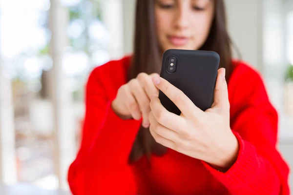 Mujer joven usando el teléfono inteligente, sonriendo mensajes de texto felices y escribiendo — Foto de Stock