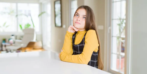 Menina Bonita Criança Sentada Mesa Com Mão Queixo Pensando Sobre — Fotografia de Stock