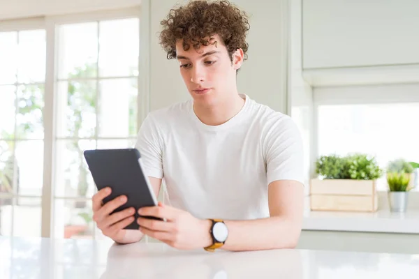 Hombre Joven Usando Tableta Táctil Con Una Expresión Segura Cara —  Fotos de Stock