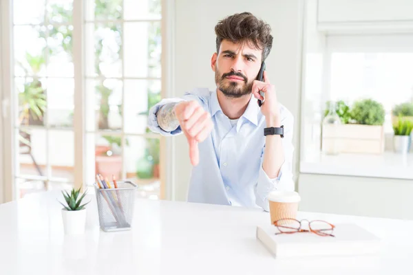 Ung Affärsman Talar Smartphone Med Argt Ansikte Negativa Tecken Visar — Stockfoto