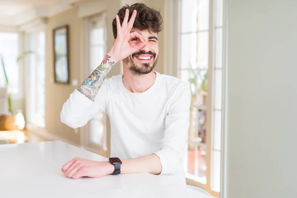 Hombre Joven Con Camisa Casual Sentado Mesa Blanca Haciendo Buen —  Fotos de Stock