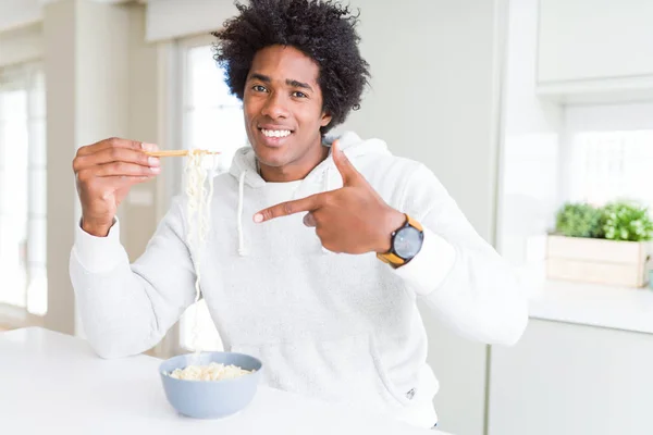 Evde Yemek Çubukları Kullanarak Asya Erişte Yeme Afrikalı Amerikalı Adam — Stok fotoğraf