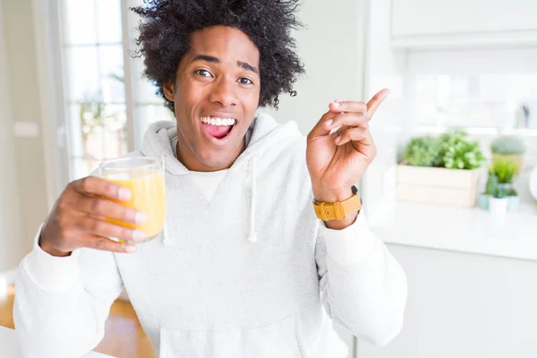 Afro Amerikan Adam Tutan Portakal Suyu Cam Içme Çok Mutlu — Stok fotoğraf