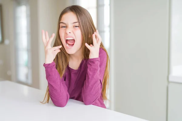 Schöne Junge Mädchen Kind Auf Weißem Tisch Feiert Verrückt Und — Stockfoto