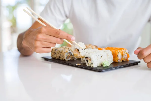 Yakın yukarı renkli Suşi Asya gıda, adam elleri tutan Sushi p — Stok fotoğraf