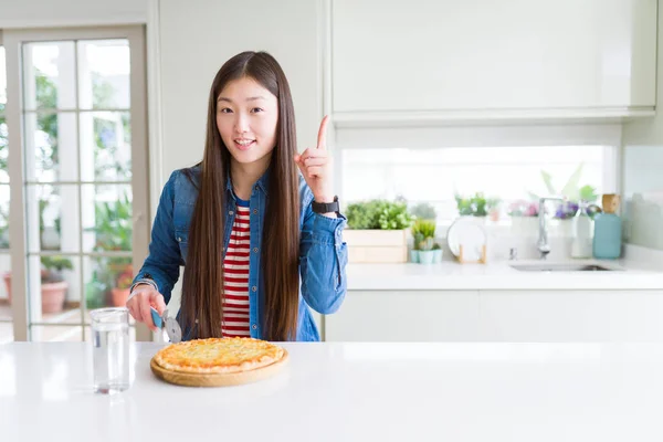 Hermosa Mujer Asiática Comiendo Cortando Pizza Chesse Sorprendida Con Una —  Fotos de Stock