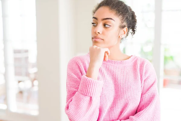 Vackra Unga Afroamerikanska Kvinna Med Afro Hår Med Hand Hakan — Stockfoto