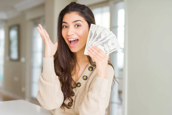 Mujer Joven Sosteniendo Billetes Dólares Muy Feliz Emocionada Expresión Ganadora — Foto de Stock