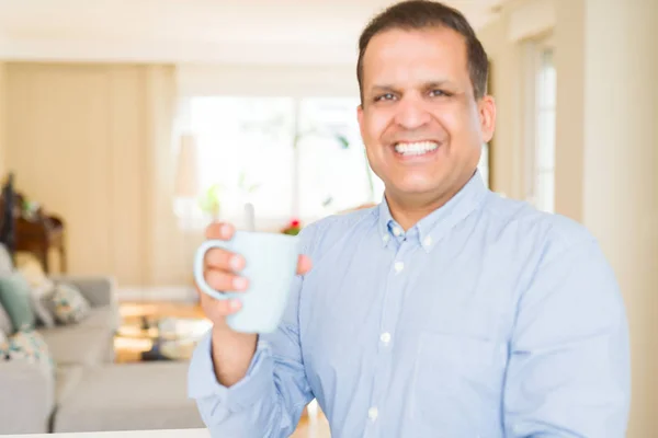 Hombre de mediana edad disfrutando y bebiendo una taza de café en casa — Foto de Stock