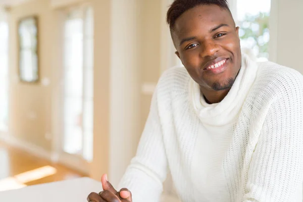Knappe Afrikaanse jonge man glimlachend vrolijk met een grote glimlach op — Stockfoto