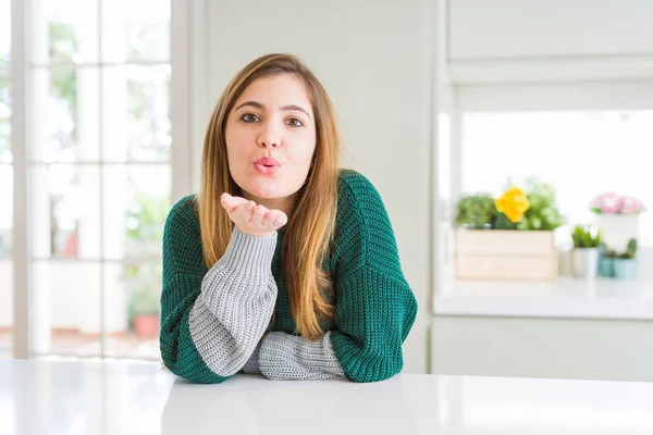 Jonge Mooie Size Vrouw Draagt Casual Gestreepte Trui Kijken Naar — Stockfoto