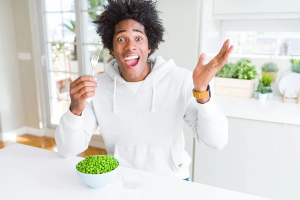 Hombre Afroamericano Comiendo Guisantes Verdes Frescos Casa Muy Feliz Emocionado — Foto de Stock