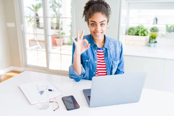 Joven Afroamericana Estudiante Mujer Usando Computadora Portátil Haciendo Signo Con — Foto de Stock