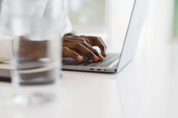 Nahaufnahme afrikanischer Geschäftsmannhände, die mit der Tastatur von — Stockfoto