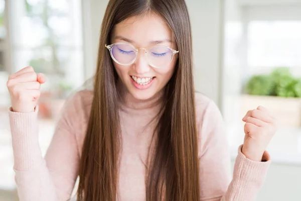 Piękna Azjatycka Kobieta Nosi Okulary Podekscytowany Sukcesem Ramionami Podniesionych Świętować — Zdjęcie stockowe