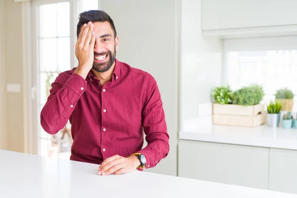 Bonito Homem Negócios Hispânico Cobrindo Olho Com Mão Com Sorriso — Fotografia de Stock