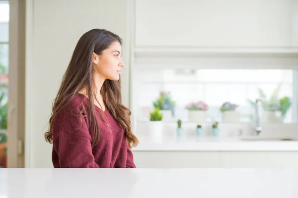 Joven Hermosa Mujer Casa Mirando Lado Relajarse Pose Perfil Con — Foto de Stock