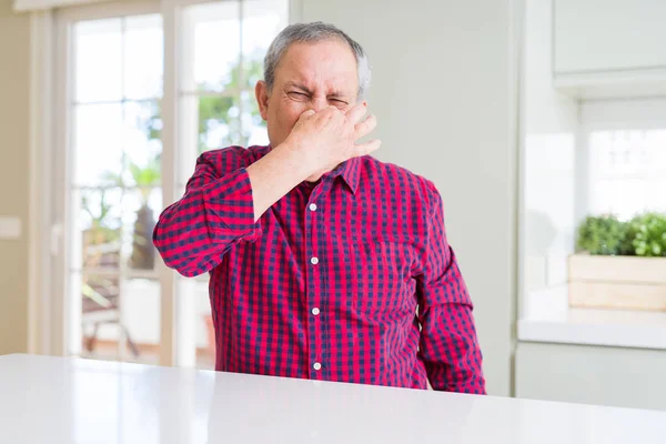 Hombre Mayor Guapo Casa Oliendo Algo Apestoso Asqueroso Olor Intolerable — Foto de Stock