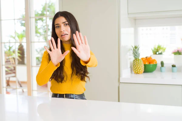 Junge Schöne Frau Hause Auf Weißem Tisch Ängstlich Und Erschrocken — Stockfoto