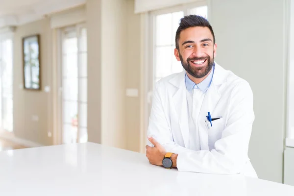 Guapo Médico Hispano Hombre Terapeuta Con Abrigo Médico Clínica Feliz — Foto de Stock