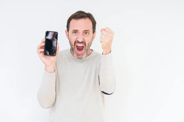Ανώτερος Άνθρωπος Δείχνει Οθόνη Smartphone Πάνω Από Απομονωμένο Φόντο Ενοχλημένος — Φωτογραφία Αρχείου