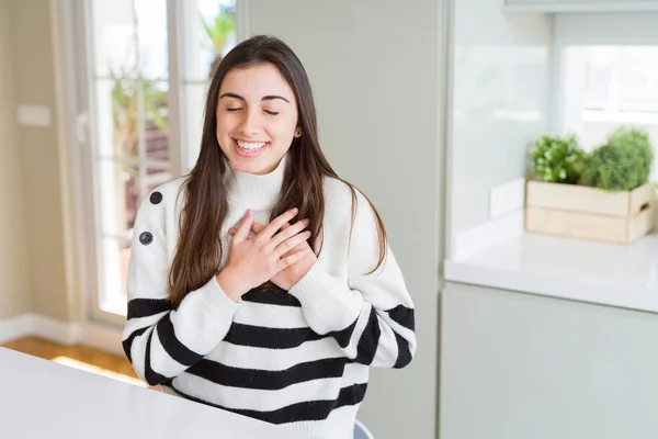 Mulher Bonita Usando Listras Camisola Sorrindo Com Mãos Peito Com — Fotografia de Stock