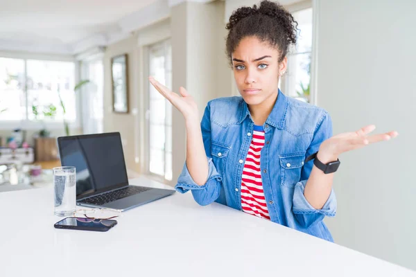 Wanita Bisnis Muda Afrika Amerika Yang Bekerja Menggunakan Laptop Komputer — Stok Foto