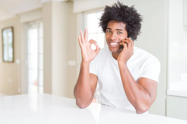 Afroamerický Obchodní Muž Který Mluví Telefonu Dělá Dobře Nápis Prsty — Stock fotografie