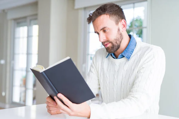 Bonito Homem Lendo Livro Casa — Fotografia de Stock