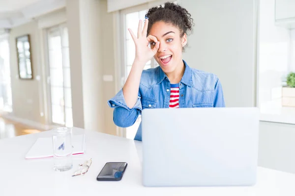 年轻的非洲裔美国学生妇女使用电脑笔记本电脑与快乐的脸微笑做Ok标志与手在眼睛上通过手指看 — 图库照片