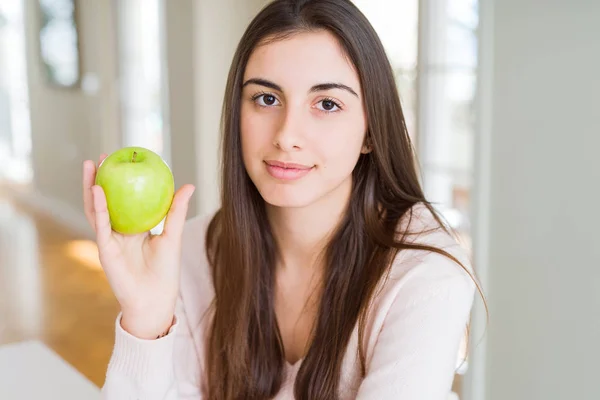 Hermosa Mujer Joven Comiendo Fruta Manzana Verde Saludable Con Una — Foto de Stock