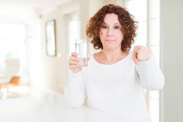 Seniorin Trinkt Ein Frisches Glas Wasser Und Zeigt Mit Dem — Stockfoto