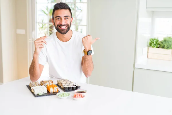Przystojny Hiszpan Jedzą Asian Sushi Pomocą Pałeczek Wskazując Pokazując Kciukiem — Zdjęcie stockowe